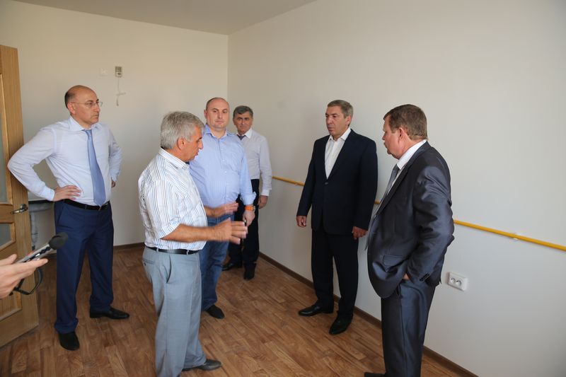 Председатель Правительства РД осмотрел в Кизляре новостройку для переселенцев из аварийного жилья
